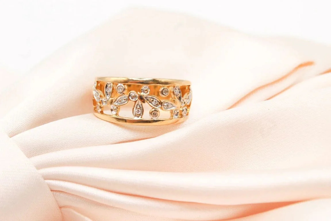 Yellow gold and diamond butterfly ring - Image 2