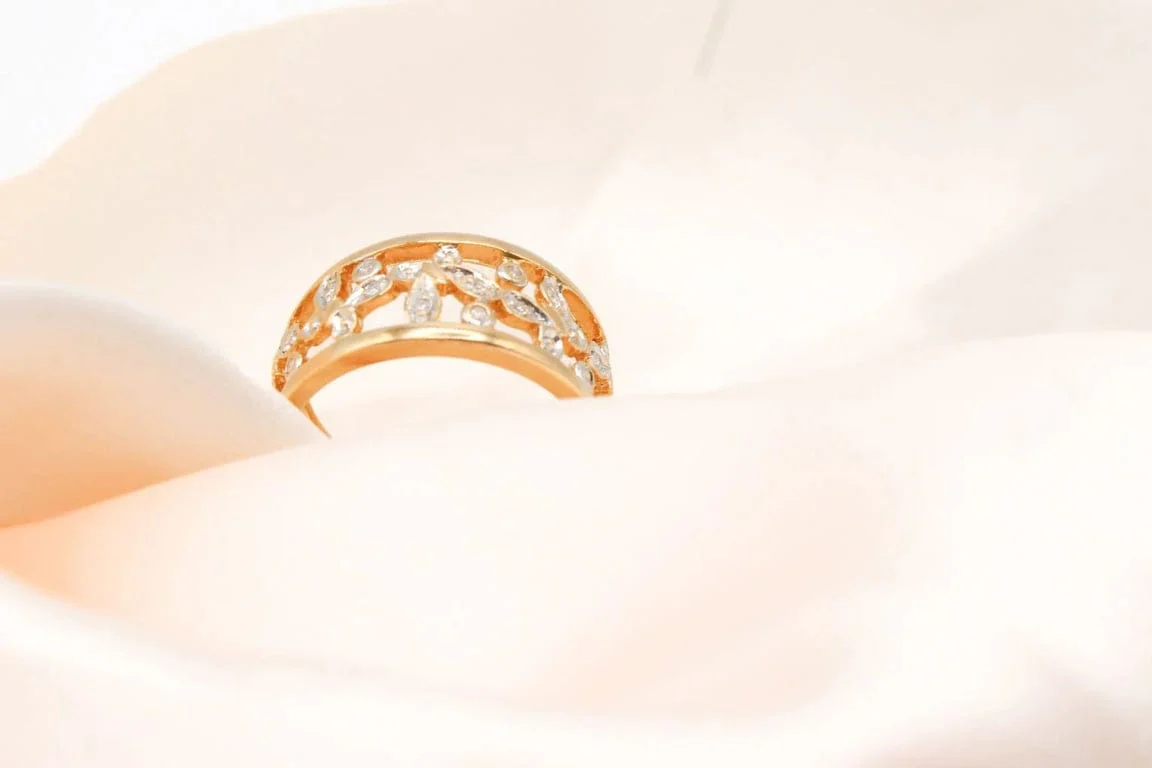 Yellow gold and diamond butterfly ring - Image 6