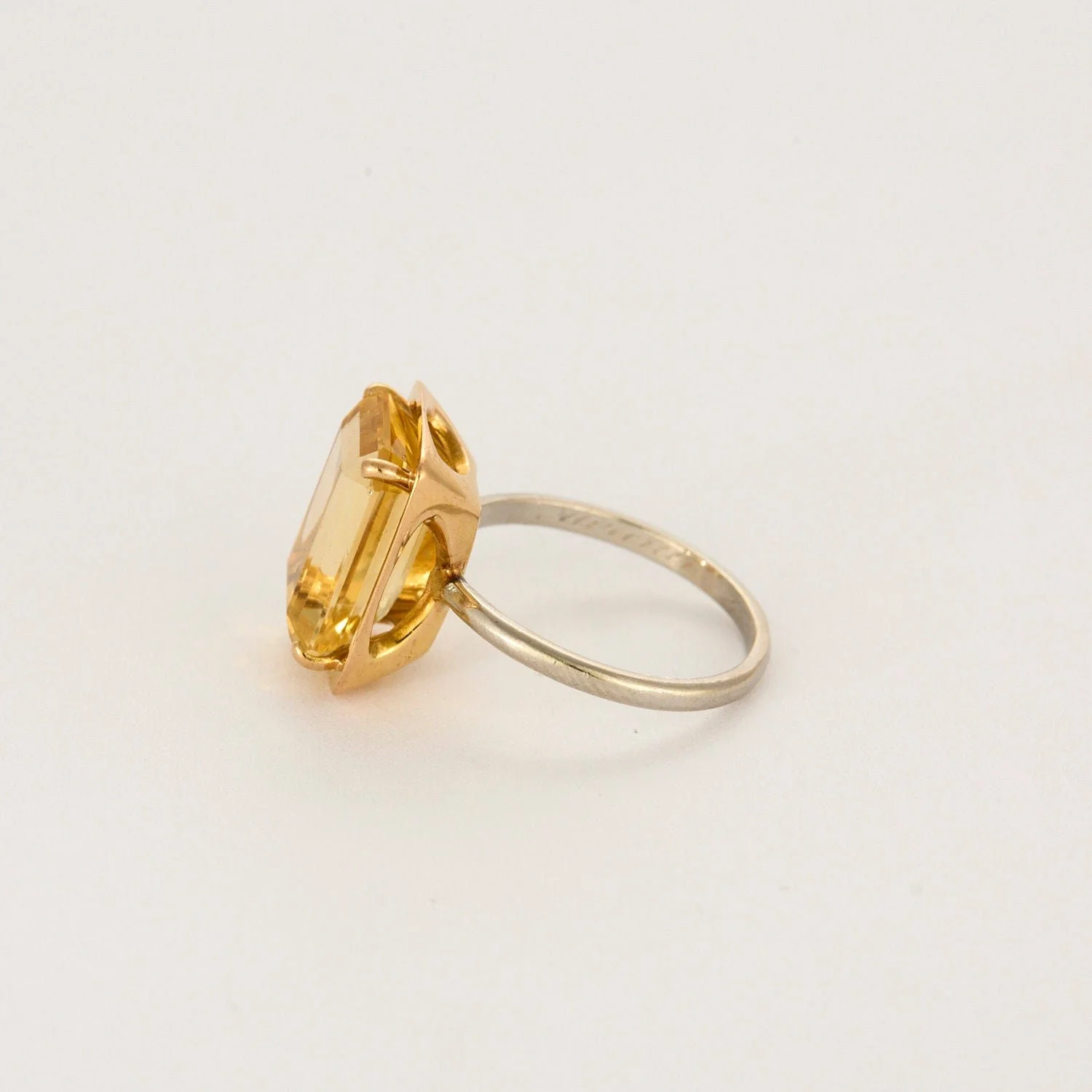 Yellow gold ring set with a citrine