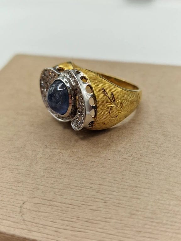 Vintage cocktail ring with white and yellow gold cabochon, sapphire and diamonds  - Image 3