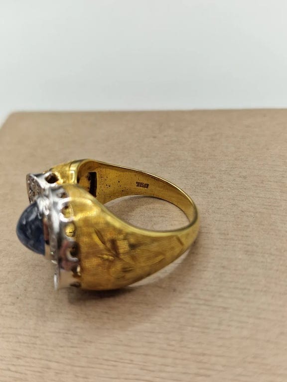 Vintage cocktail ring with white and yellow gold cabochon, sapphire and diamonds  - Image 4