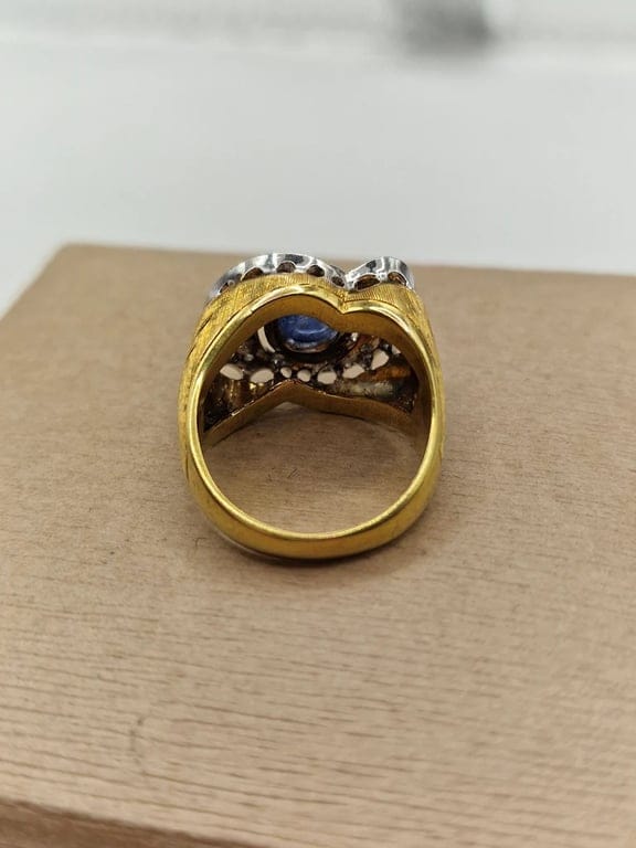 Vintage cocktail ring with white and yellow gold cabochon, sapphire and diamonds  - Image 5