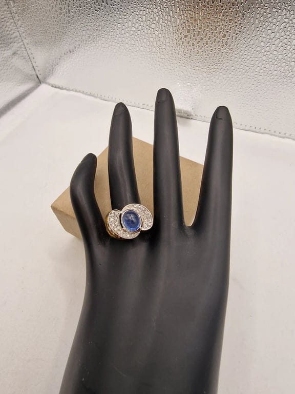 Vintage cocktail ring with white and yellow gold cabochon, sapphire and diamonds  - Image 7