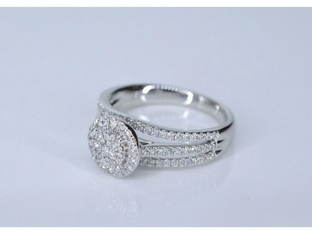 White gold entourage ring with diamonds - Image 3