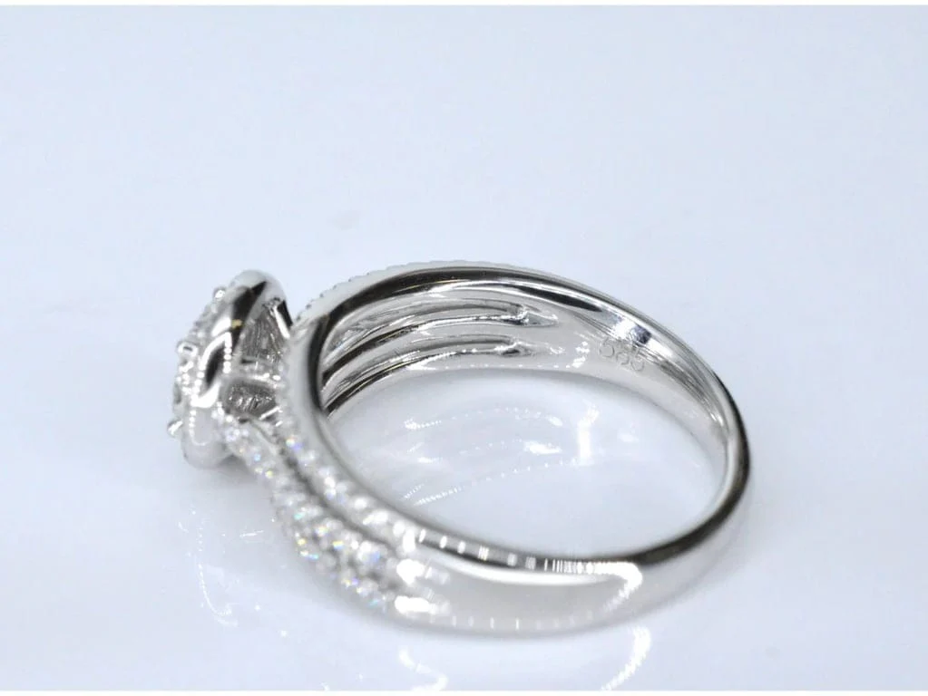 White gold entourage ring with diamonds - Image 4