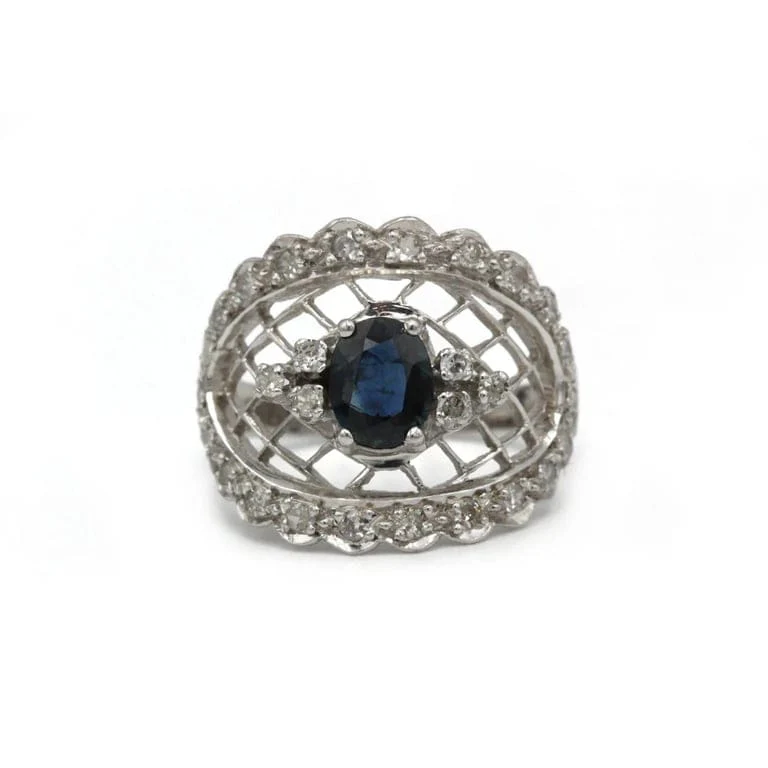 Ring - Gold, diamonds and sapphire