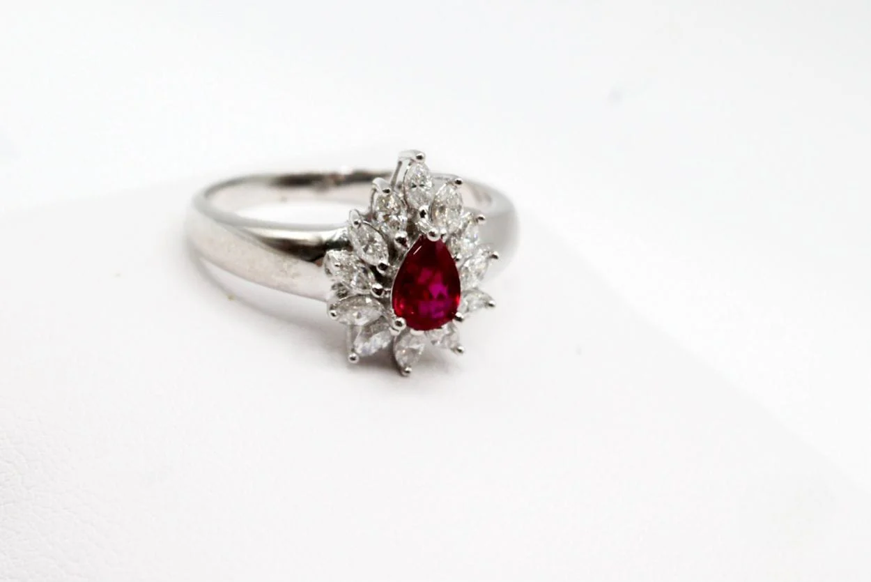 White gold ring with pear-shaped ruby  - Image 2