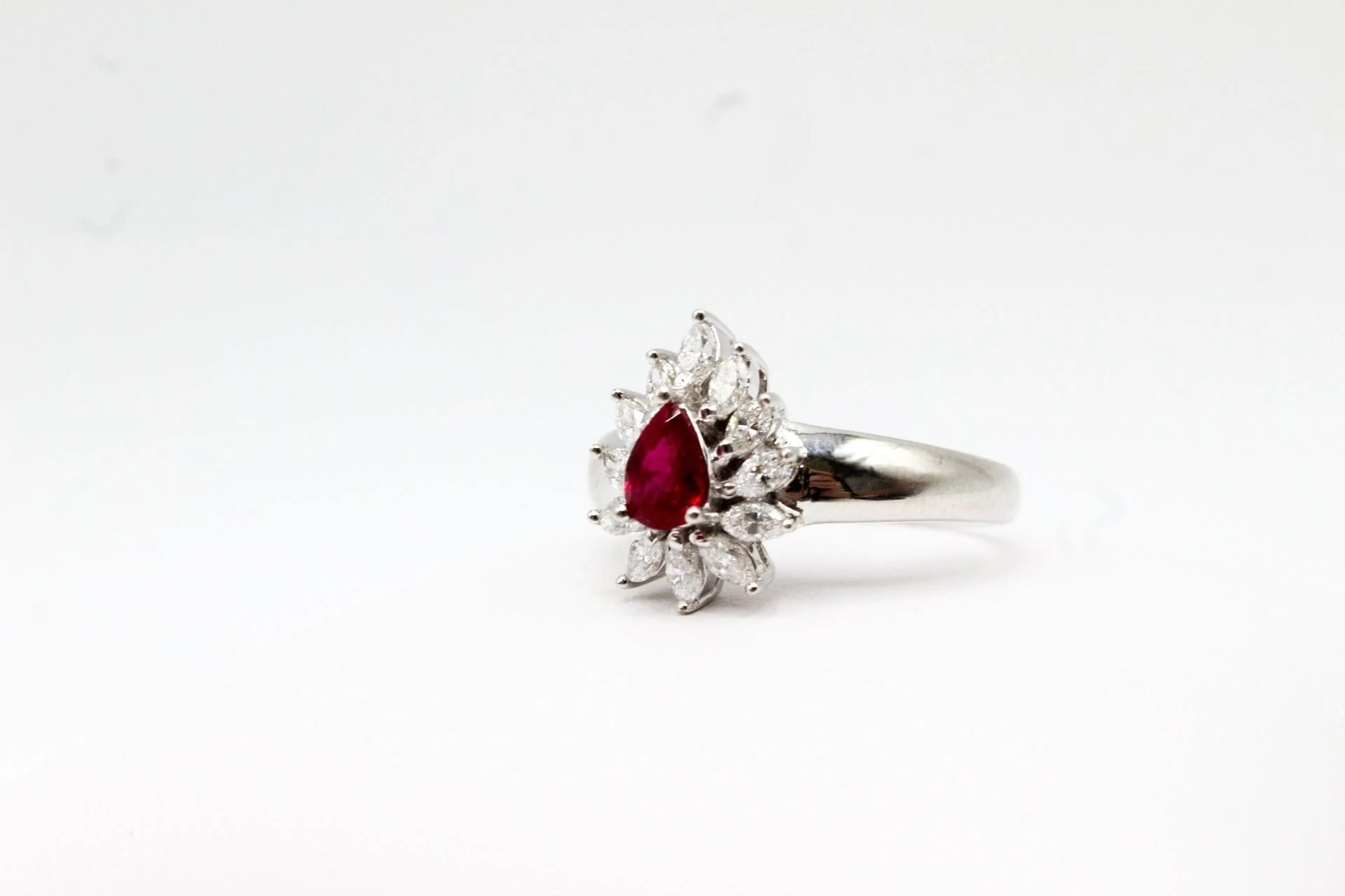 White gold ring with pear-shaped ruby  - Image 5
