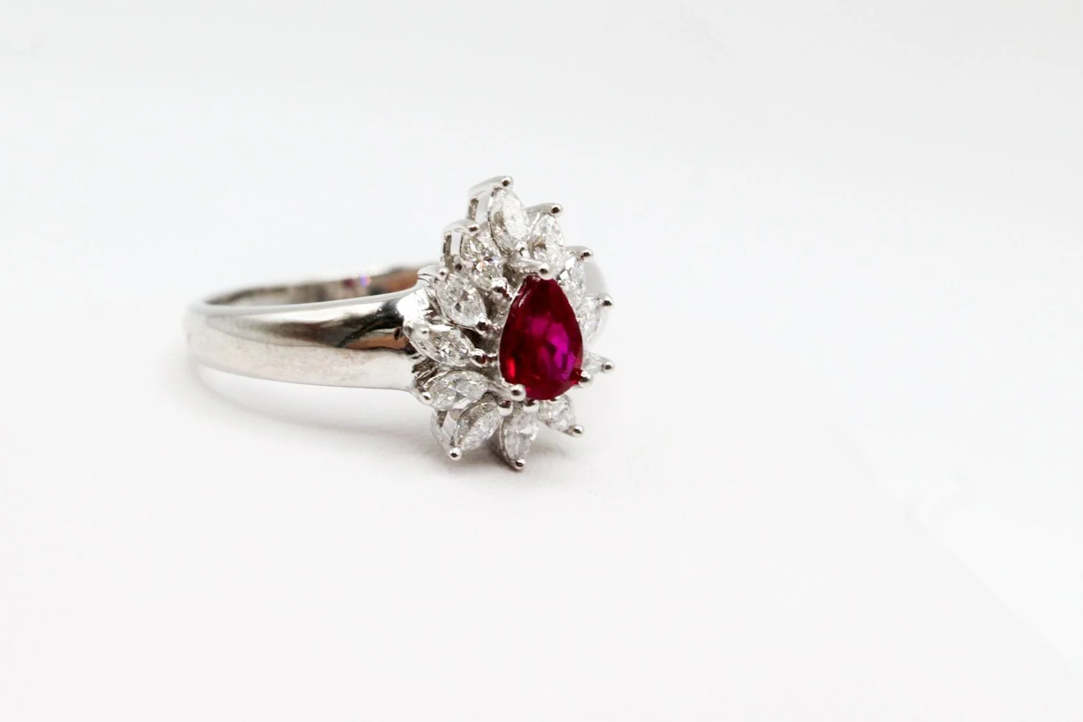 White gold ring with pear-shaped ruby  - Image 6