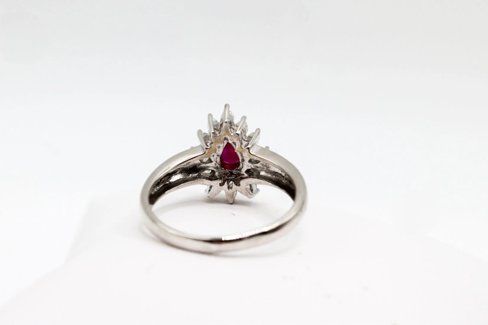 White gold ring with pear-shaped ruby  - Image 8