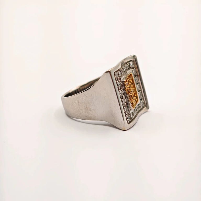 White and yellow gold ring, sapphire and diamonds - Image 4