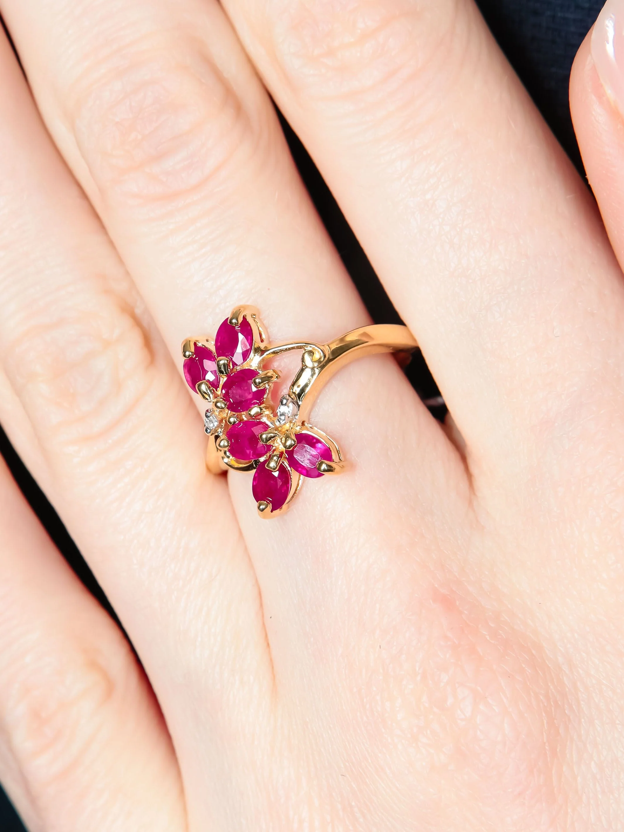 Yellow gold double ruby leaf ring - Image 2
