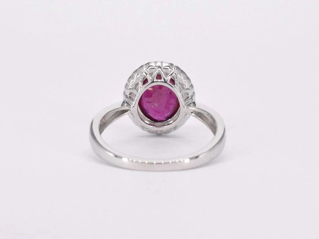 White gold entourage ring with diamonds and ruby - Image 5