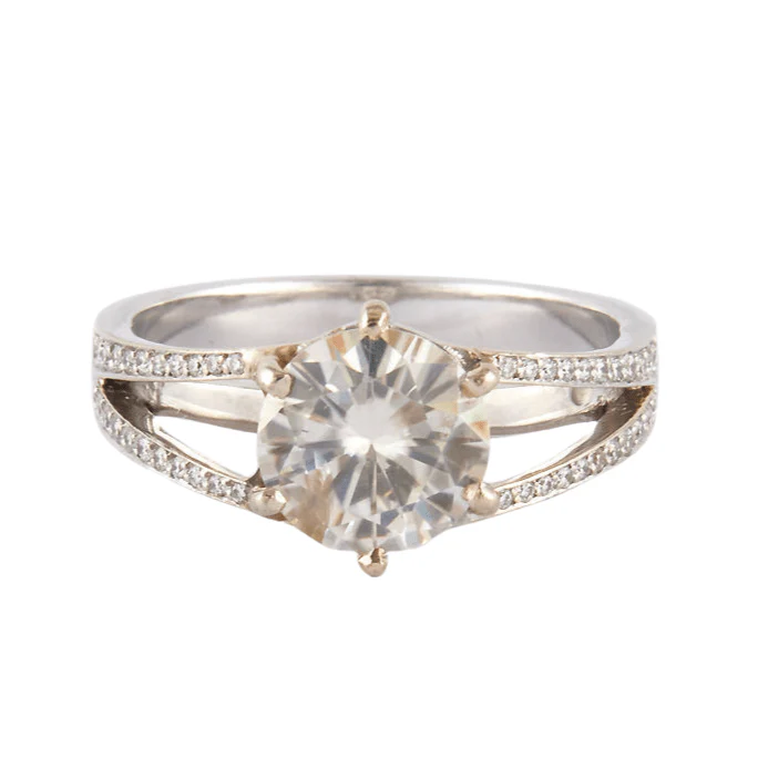 Solitaire ring in white gold, diamond