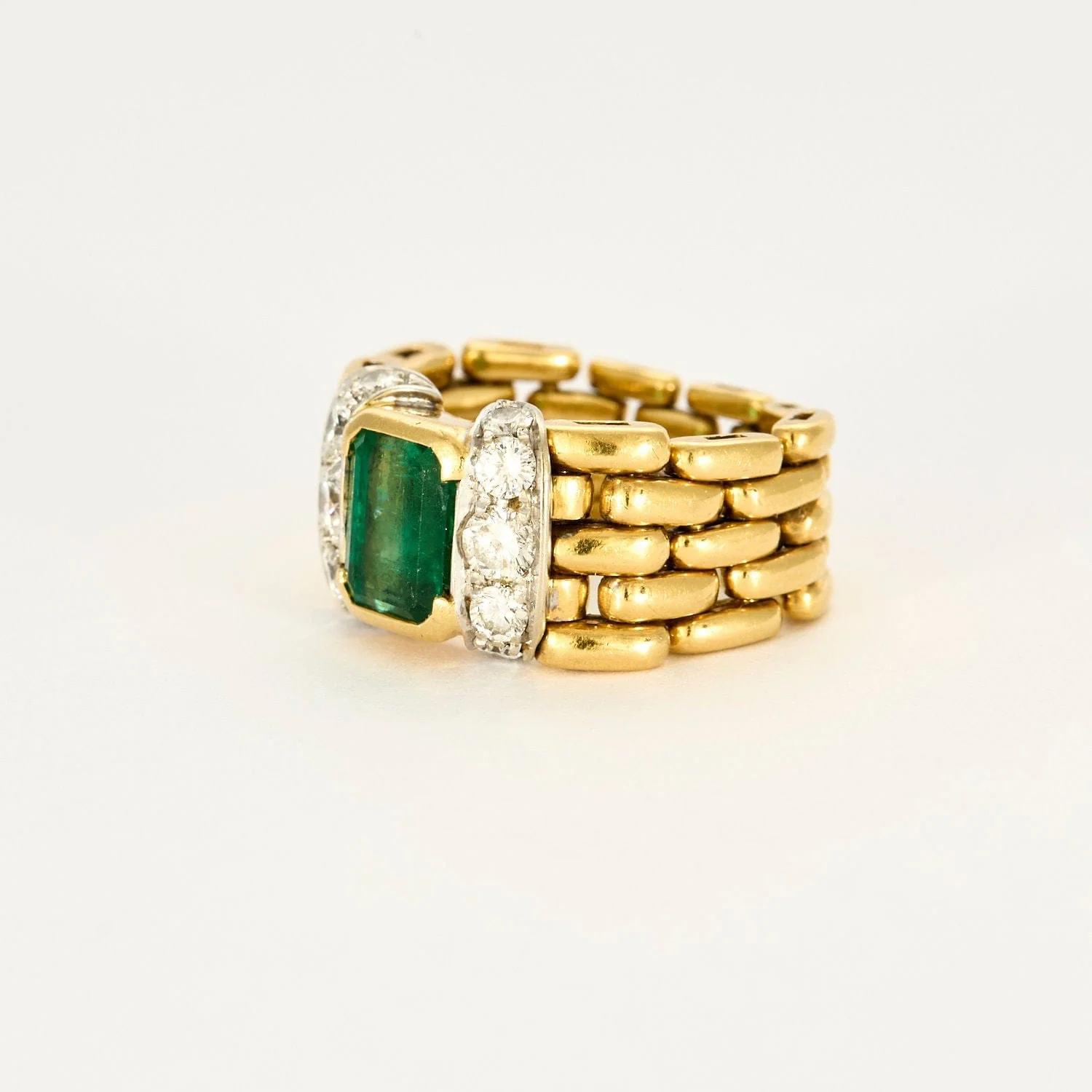 Rice seed mesh ring in yellow gold, diamonds and emerald - Image 7