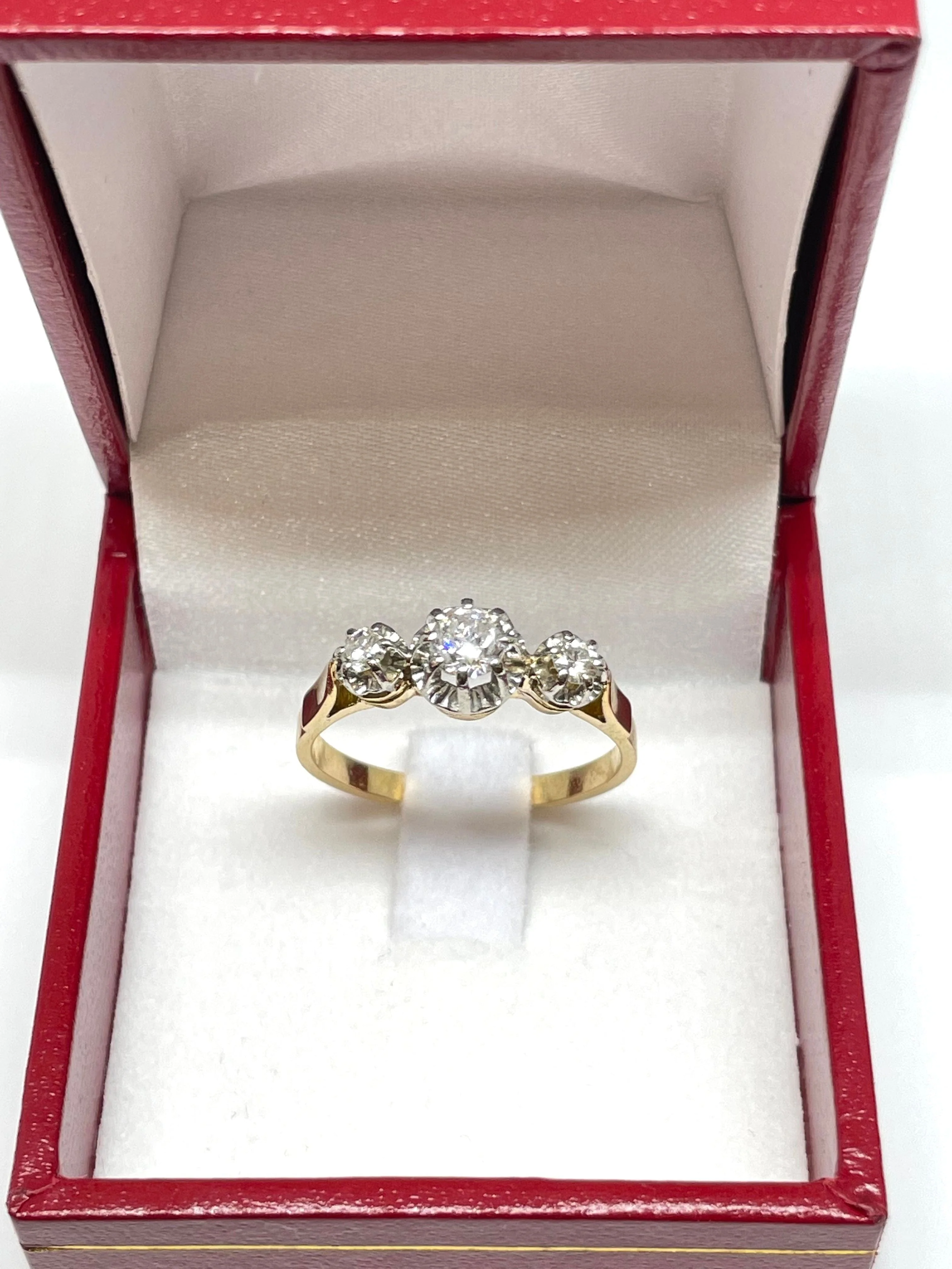 Old yellow and white gold trilogy diamond ring - Image 2