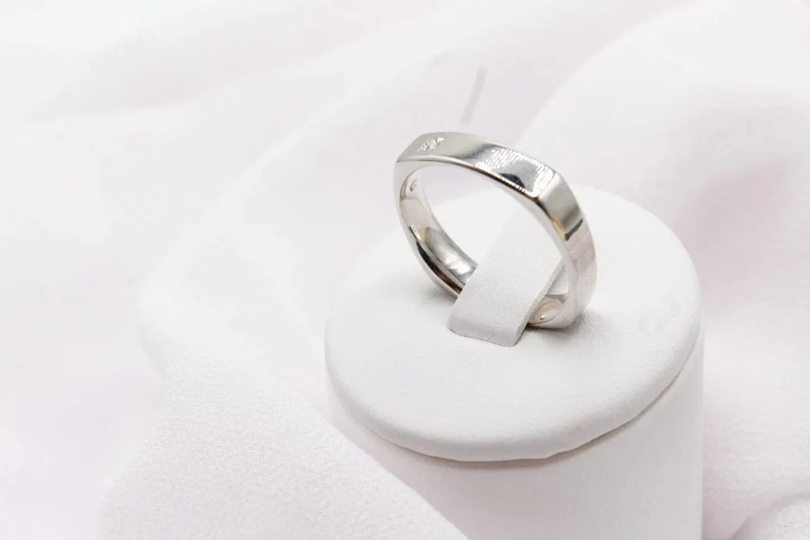 Wedding band square man set with a princess diamond in white gold  - Image 3