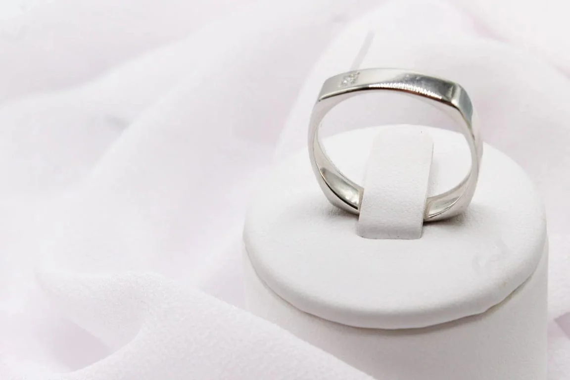 Wedding band square man set with a princess diamond in white gold  - Image 4