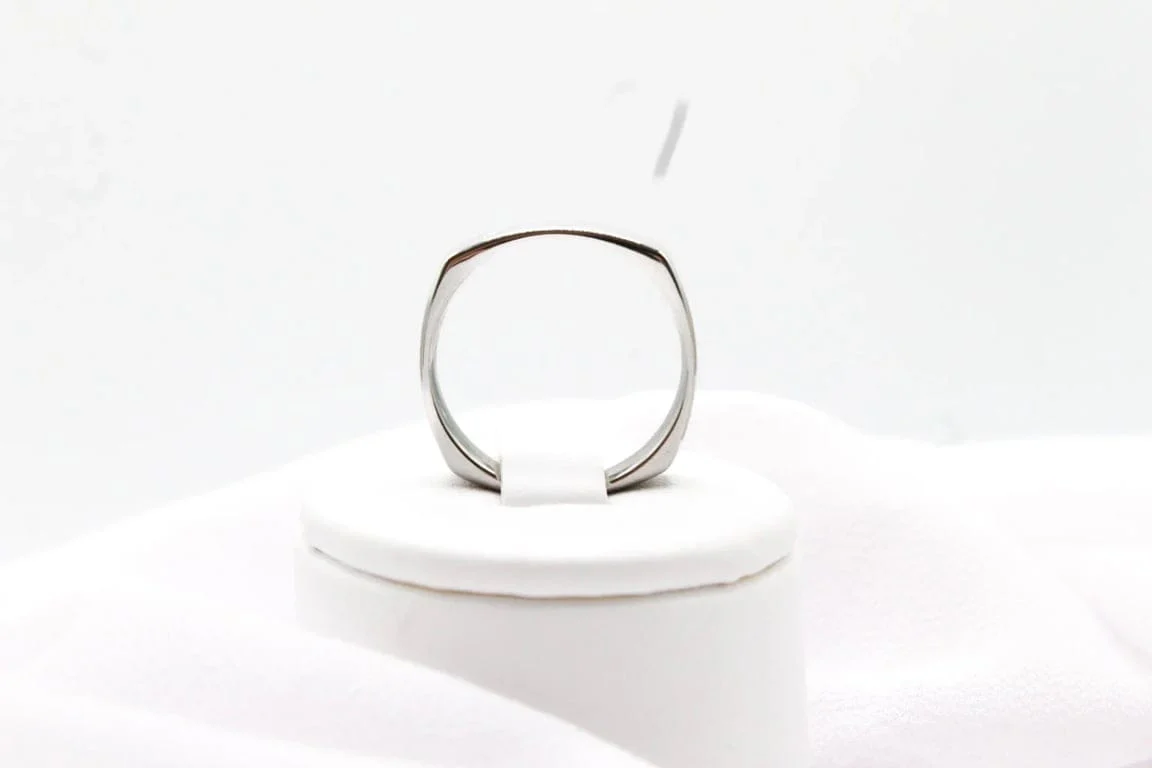 Wedding band square man set with a princess diamond in white gold  - Image 5