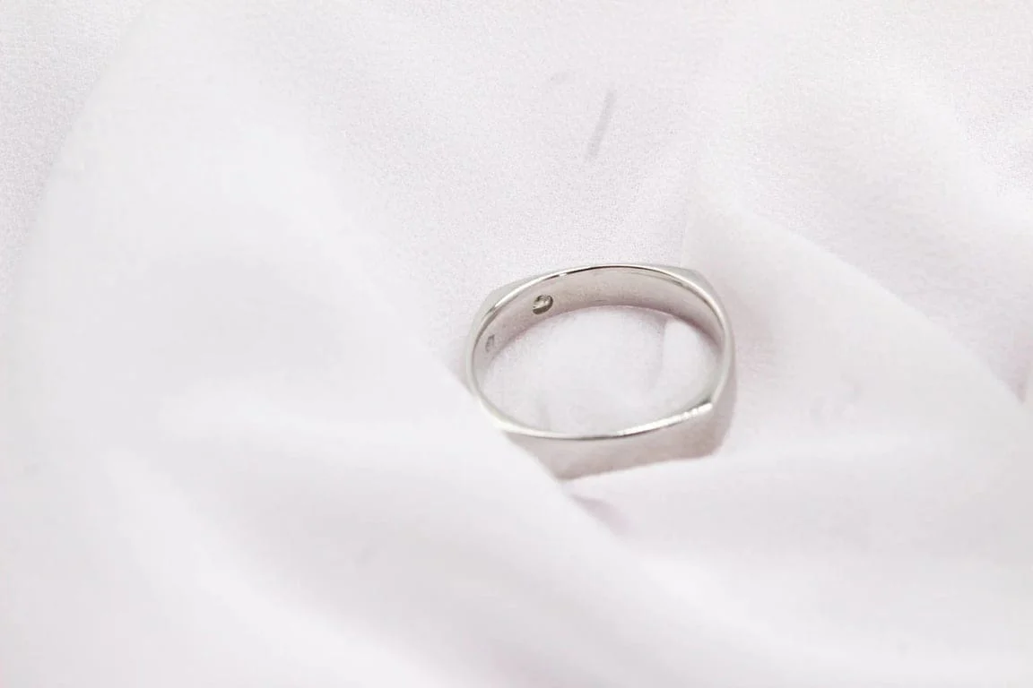Wedding band square man set with a princess diamond in white gold  - Image 6