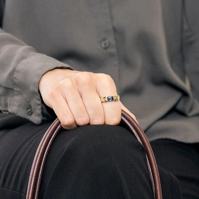 Prestige yellow gold sapphire ring - Image 2