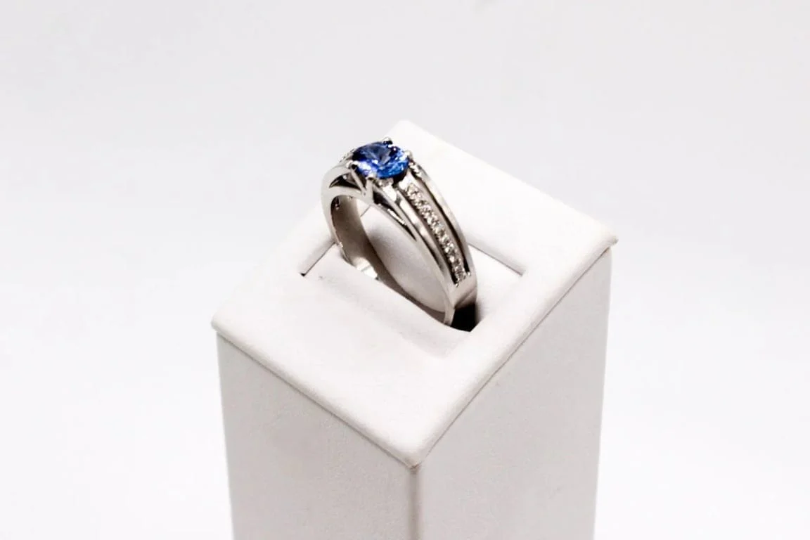 Modern white gold band ring with sapphire  - Image 3