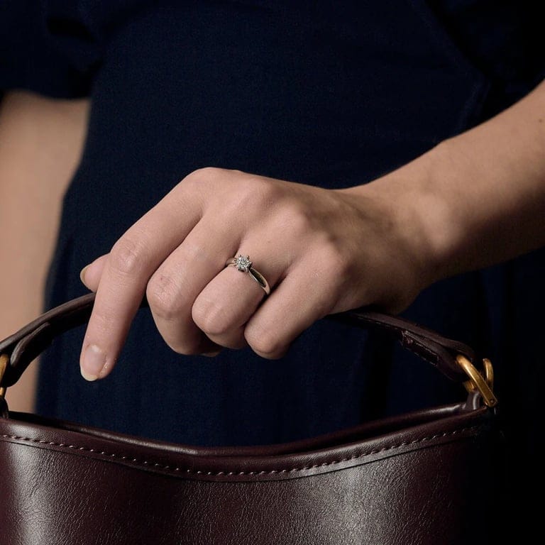 Illusion ring in white gold with diamonds - Image 2