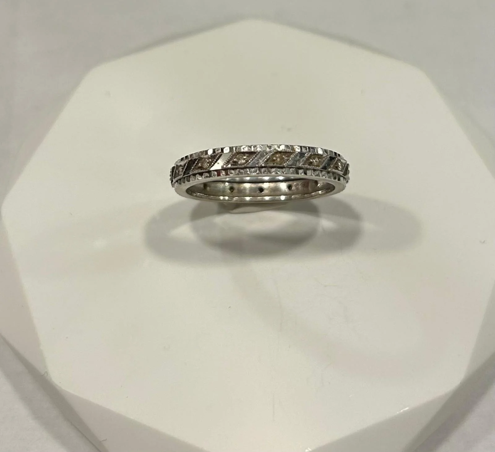Yellow gold diamond wedding ring - Image 3