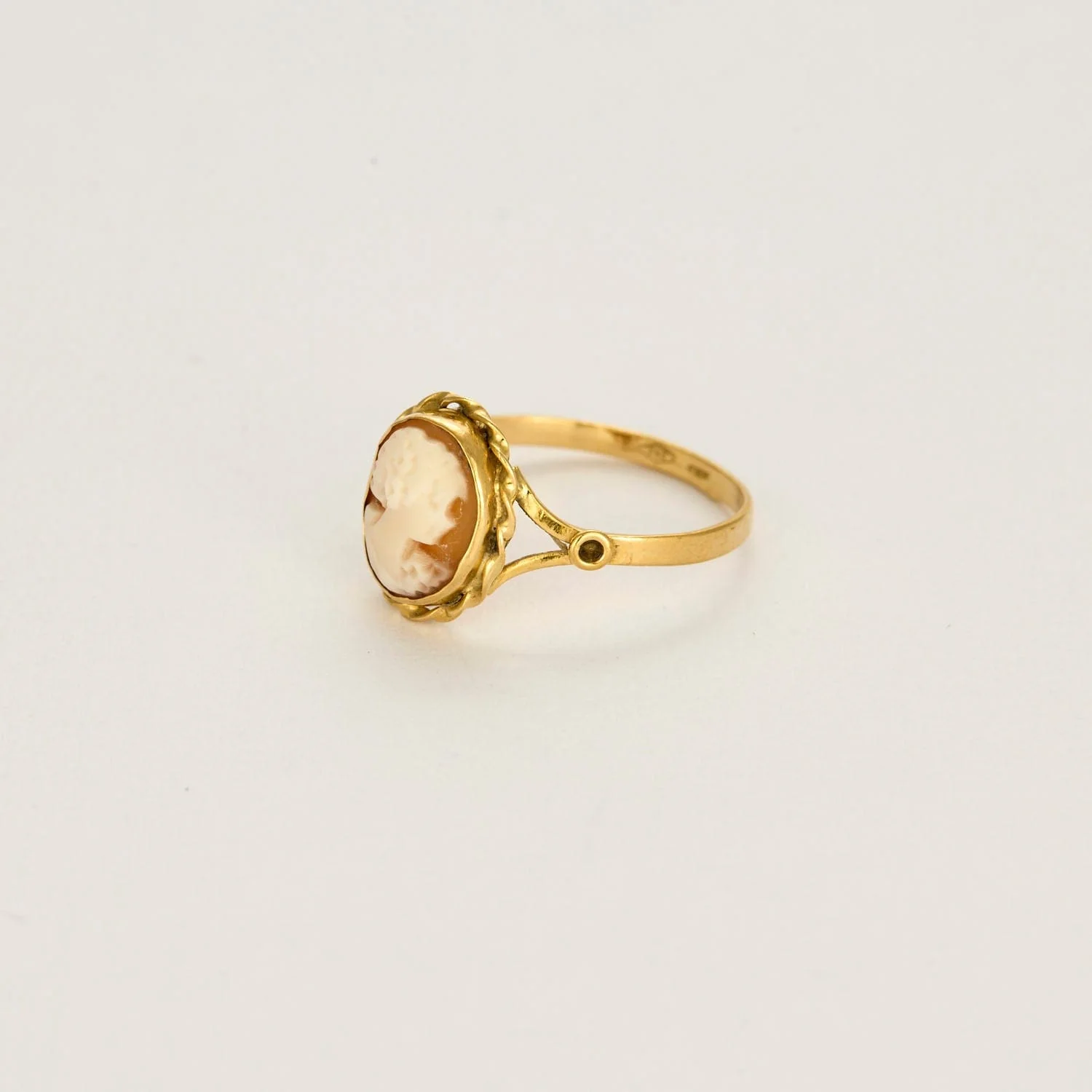 Yellow gold carnelian ring