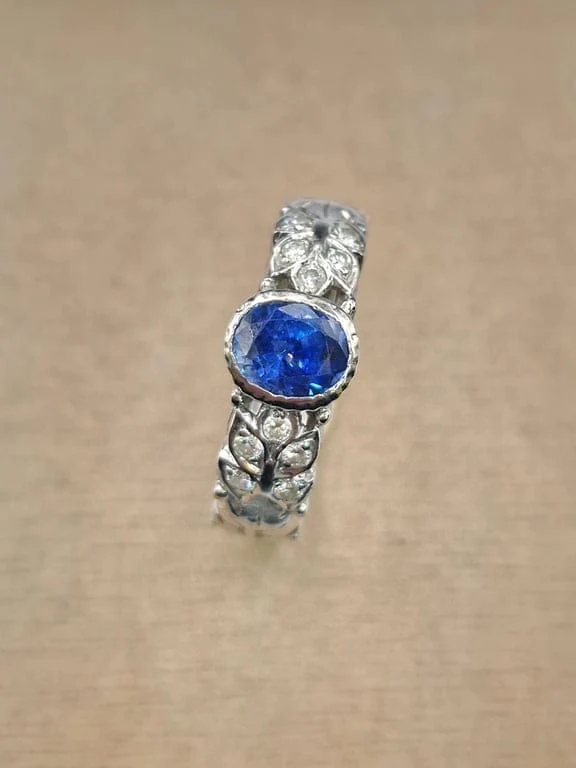 Ring Solitaire sapphire and diamonds in 18k white gold - Image 3
