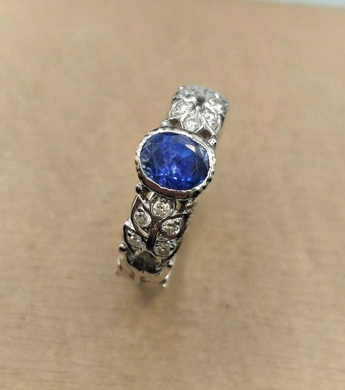 Ring Solitaire sapphire and diamonds in 18k white gold - Image 4