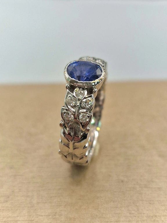 Ring Solitaire sapphire and diamonds in 18k white gold - Image 5