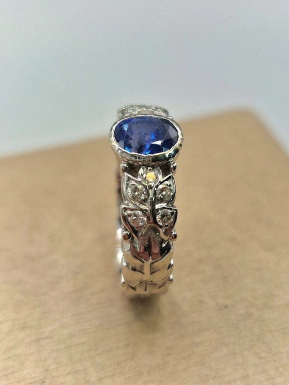 Ring Solitaire sapphire and diamonds in 18k white gold - Image 6
