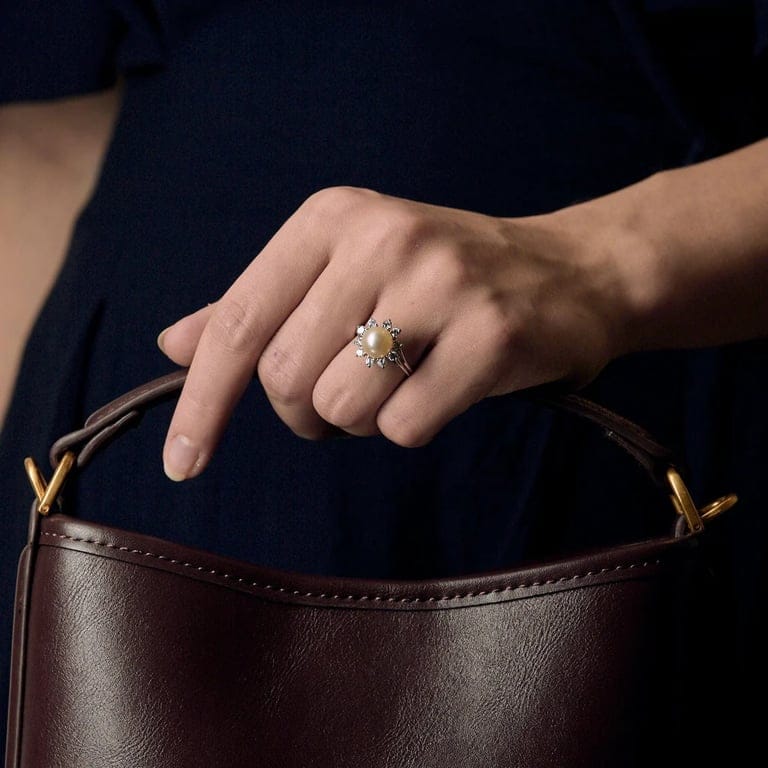 Brilliant Petals Ring in white gold, pearl and diamonds - Image 2