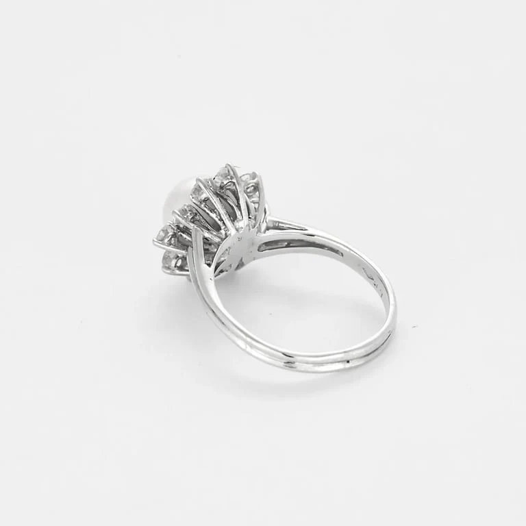 Brilliant Petals Ring in white gold, pearl and diamonds - Image 5