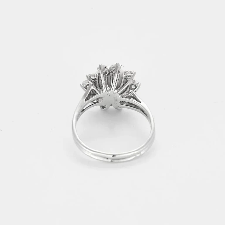 Brilliant Petals Ring in white gold, pearl and diamonds - Image 6