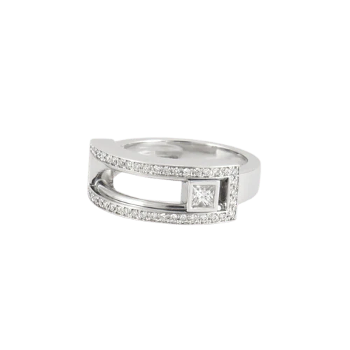 White gold ring, moving diamond