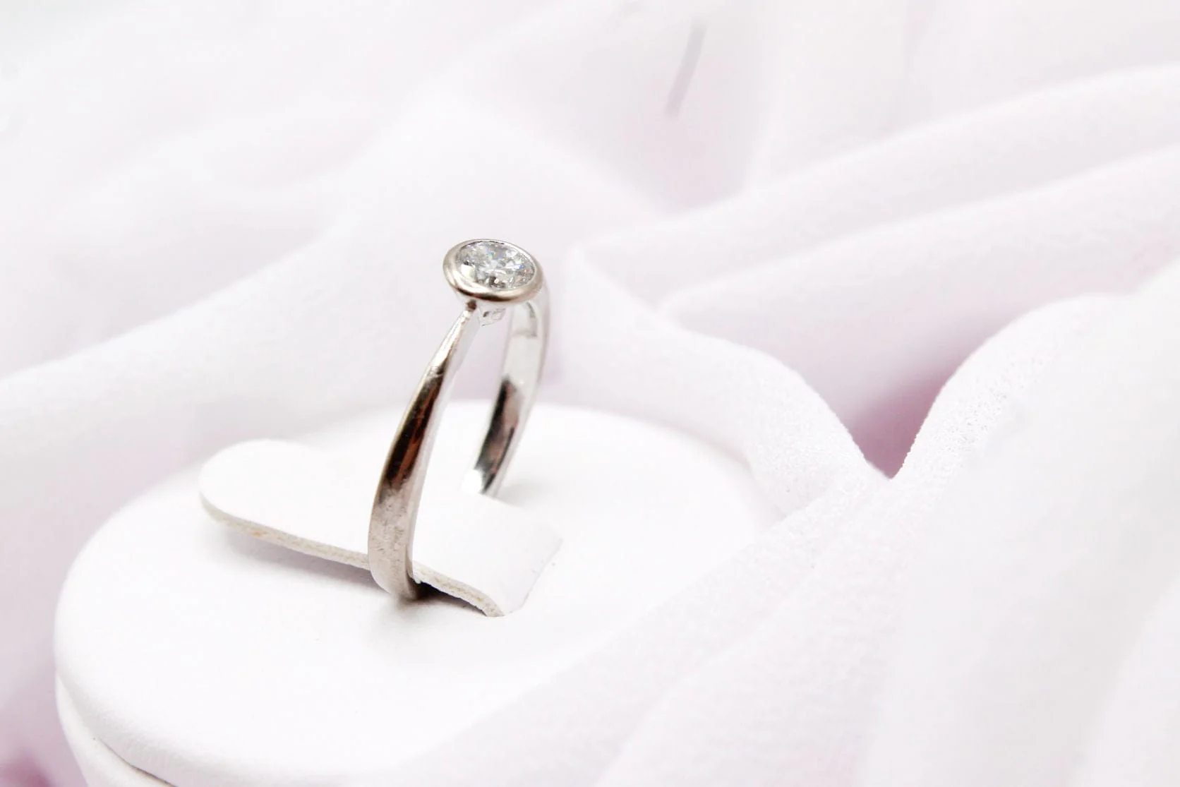 Ring Solitaire bezel-set white gold and 0.35 ct G VS diamond  - Image 2