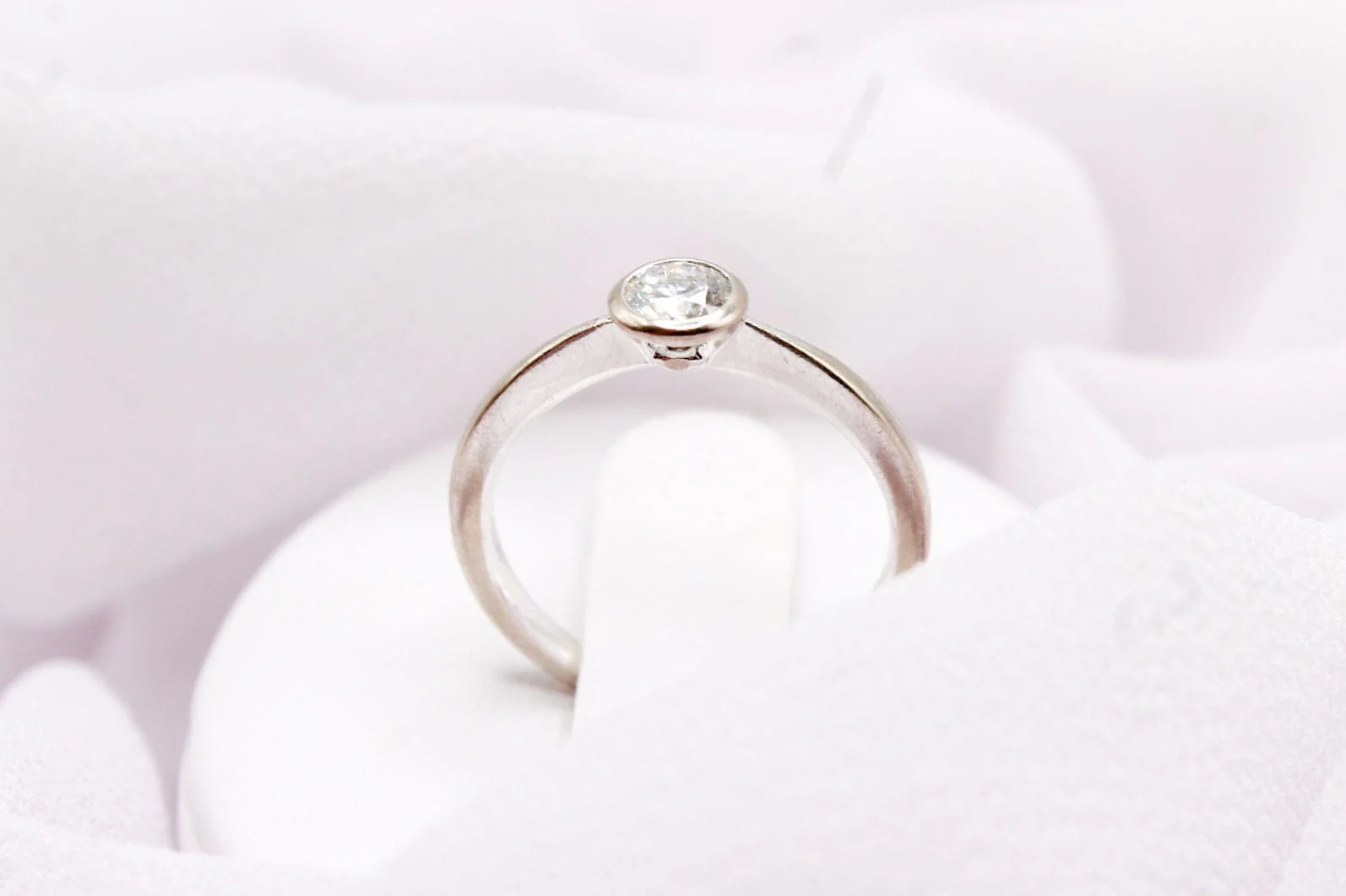 Ring Solitaire bezel-set white gold and 0.35 ct G VS diamond  - Image 3