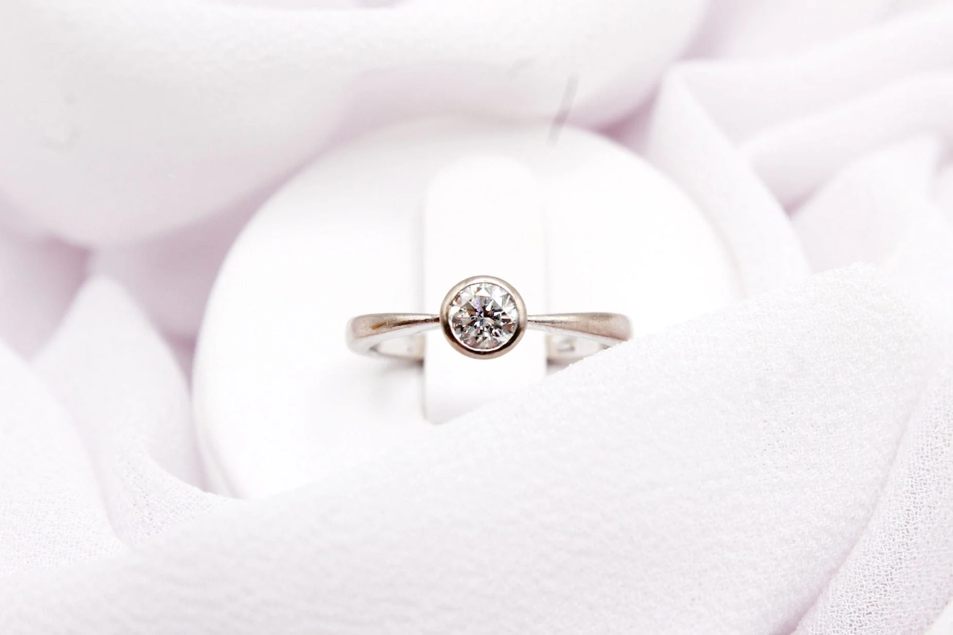 Ring Solitaire bezel-set white gold and 0.35 ct G VS diamond  - Image 4