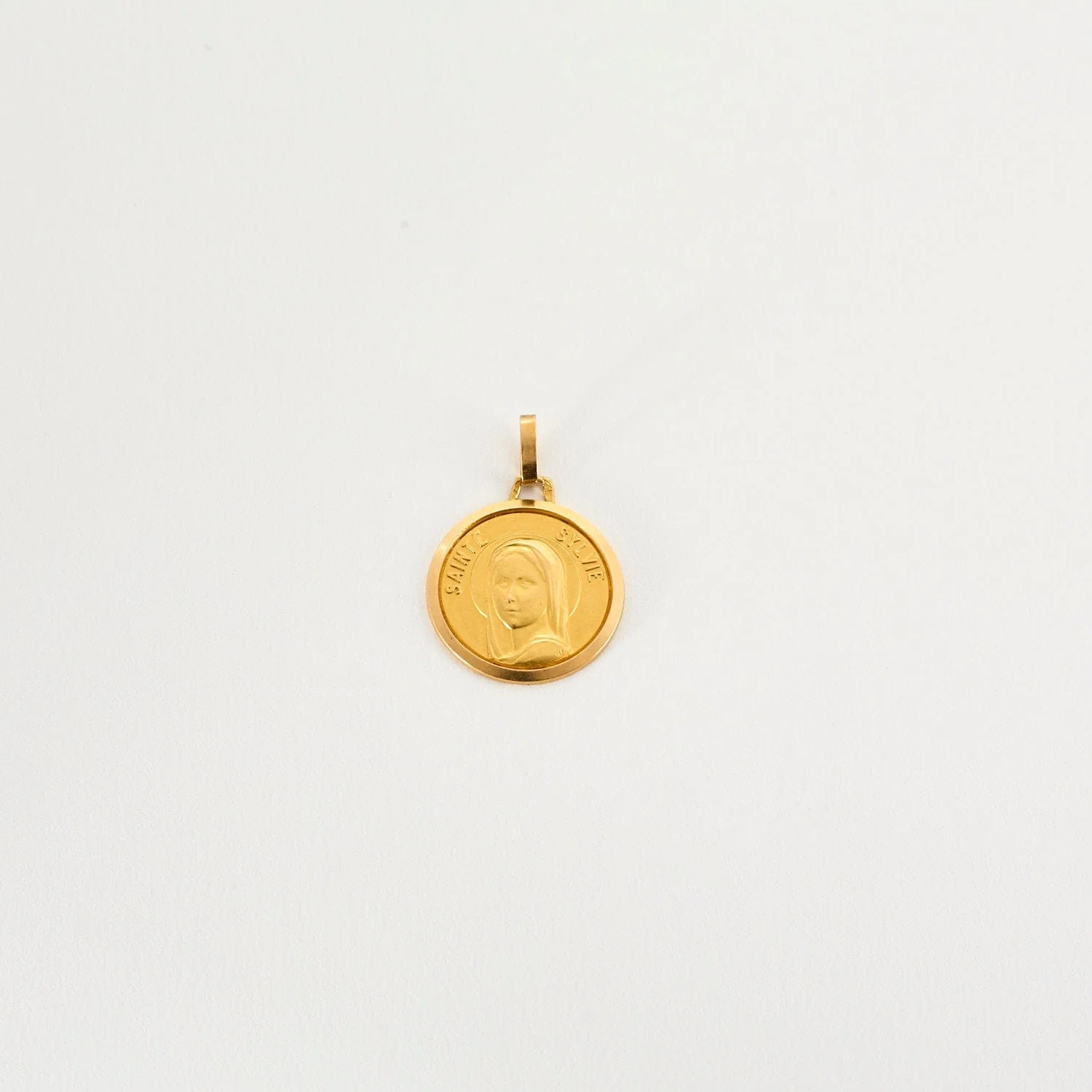 Saint Sylvie yellow gold pendant - Image 3
