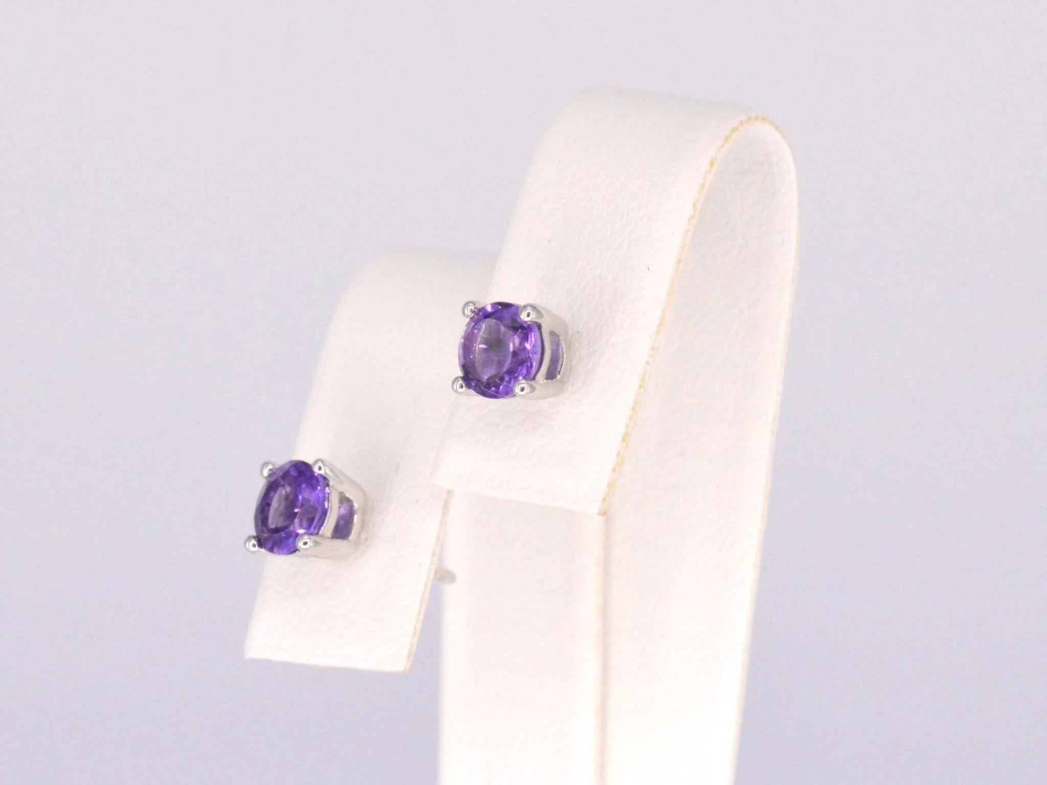 White gold earrings with amethyst - Image 7