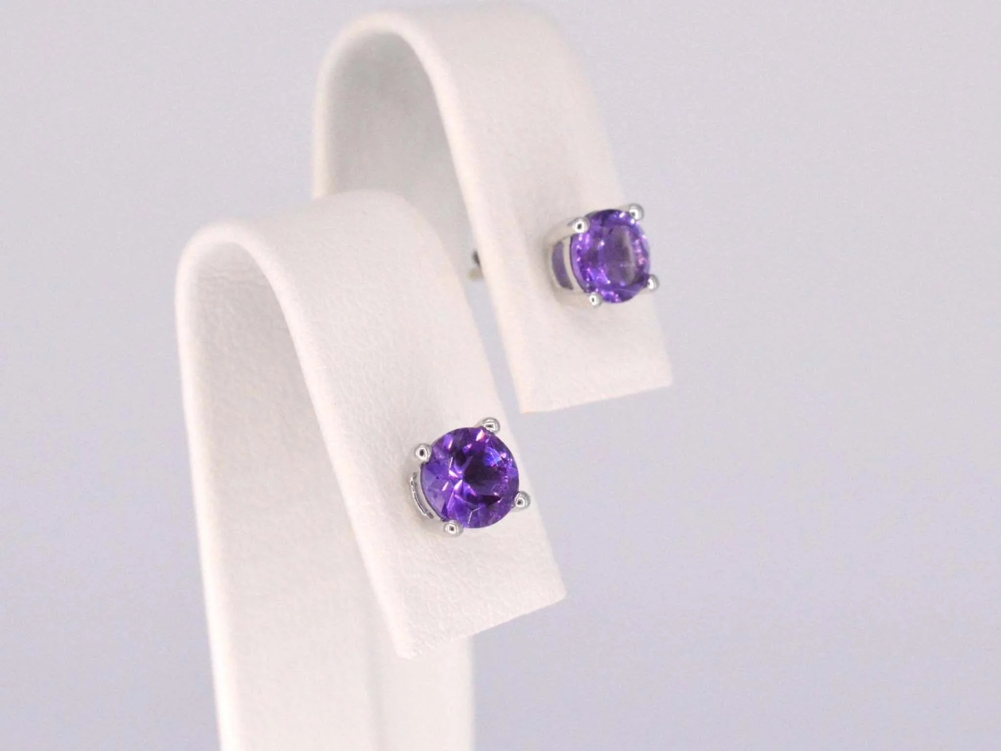 White gold earrings with amethyst - Image 8