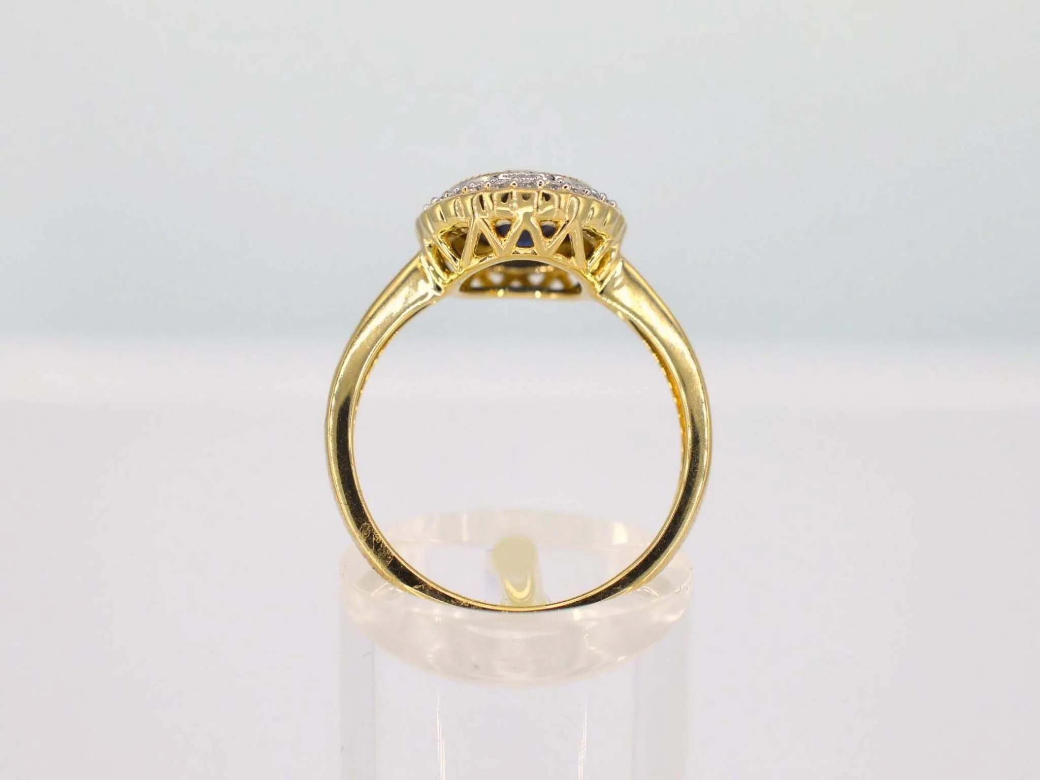 Gold entourage ring with diamonds and sapphire - Image 4