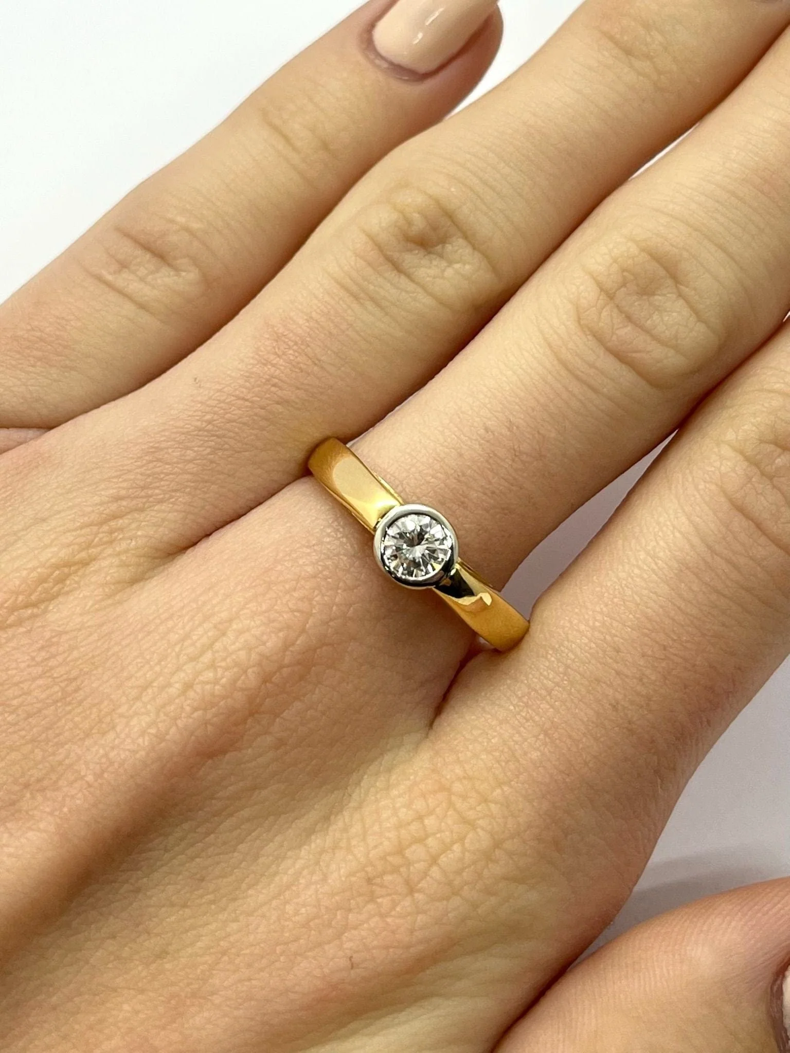 Gold and diamond solitaire ring - Image 2