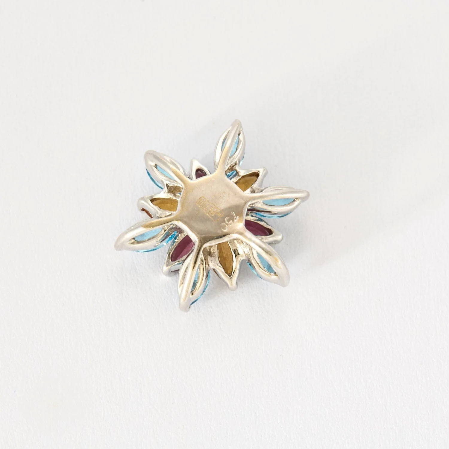 Fine Star Pendant in white gold