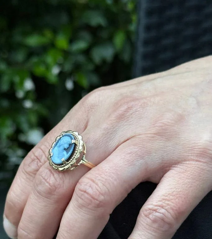 Yellow gold ring with cameo blue - Image 14