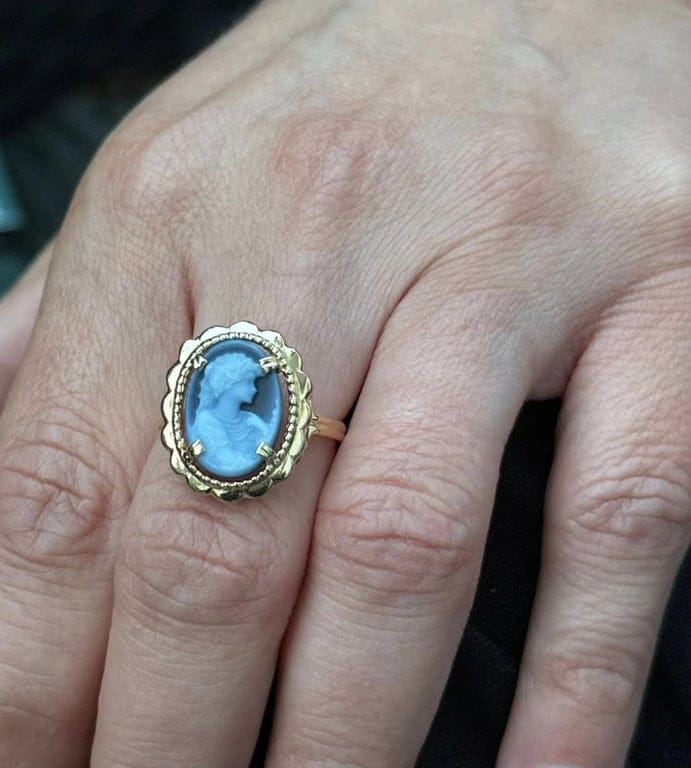 Yellow gold ring with cameo blue - Image 15