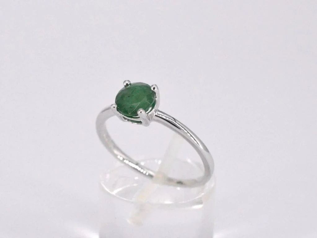 White gold ring with emerald - Image 5