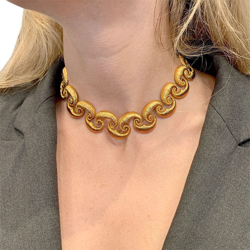 Textured yellow gold necklace. - Image 10